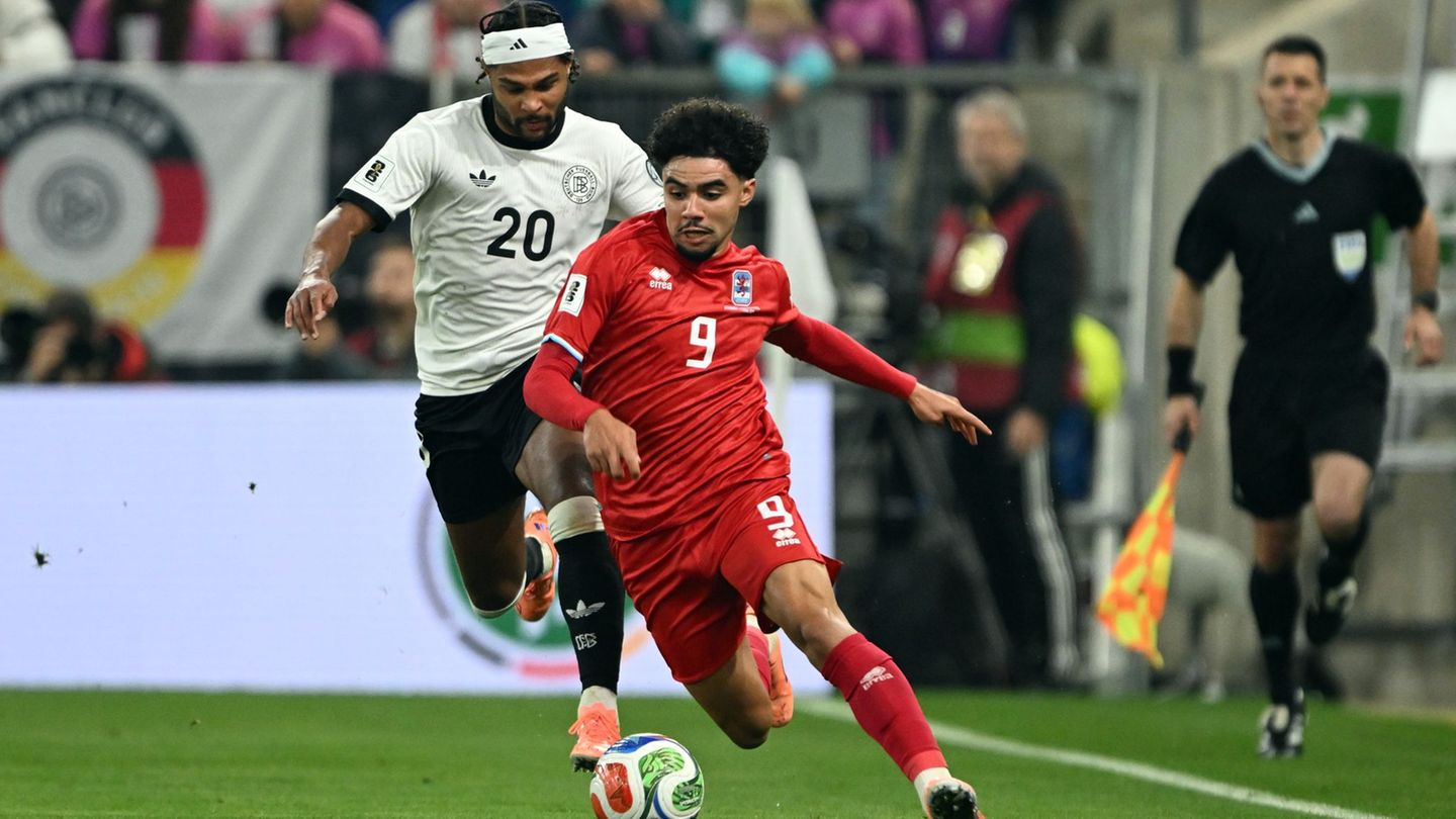 Der luxemburgische Nationalspieler Aiman Dardari (r) wechselt per Leihe von Augsburg nach Fürth. (Archivbild) Foto: Federico Gam