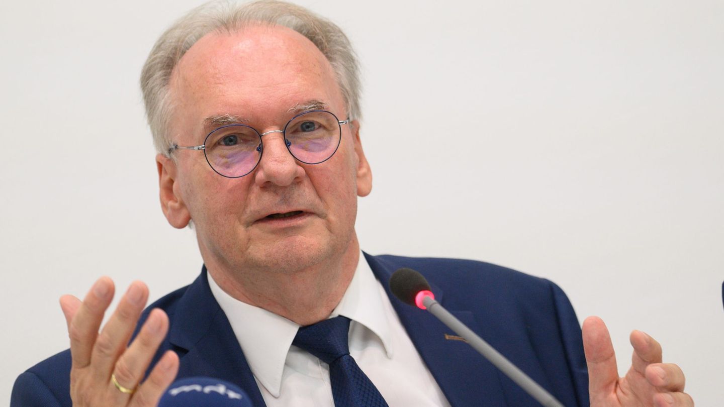 Ministerpräsident Reiner Haseloff will ausreichend Unterstützung für die Chemiebranche. (Archivbild) Foto: Klaus-Dietmar Gabbert