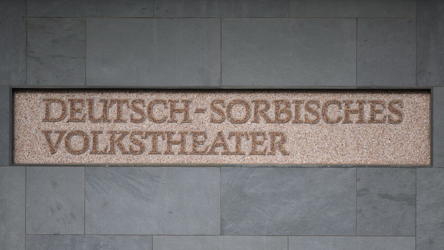 Der große Saal des Theaters wurden mit Tausenden Liter Wasser geflutet. (Archivbild) Foto: Robert Michael/dpa