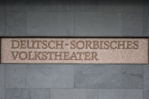 Der große Saal des Theaters wurden mit Tausenden Liter Wasser geflutet. (Archivbild) Foto: Robert Michael/dpa