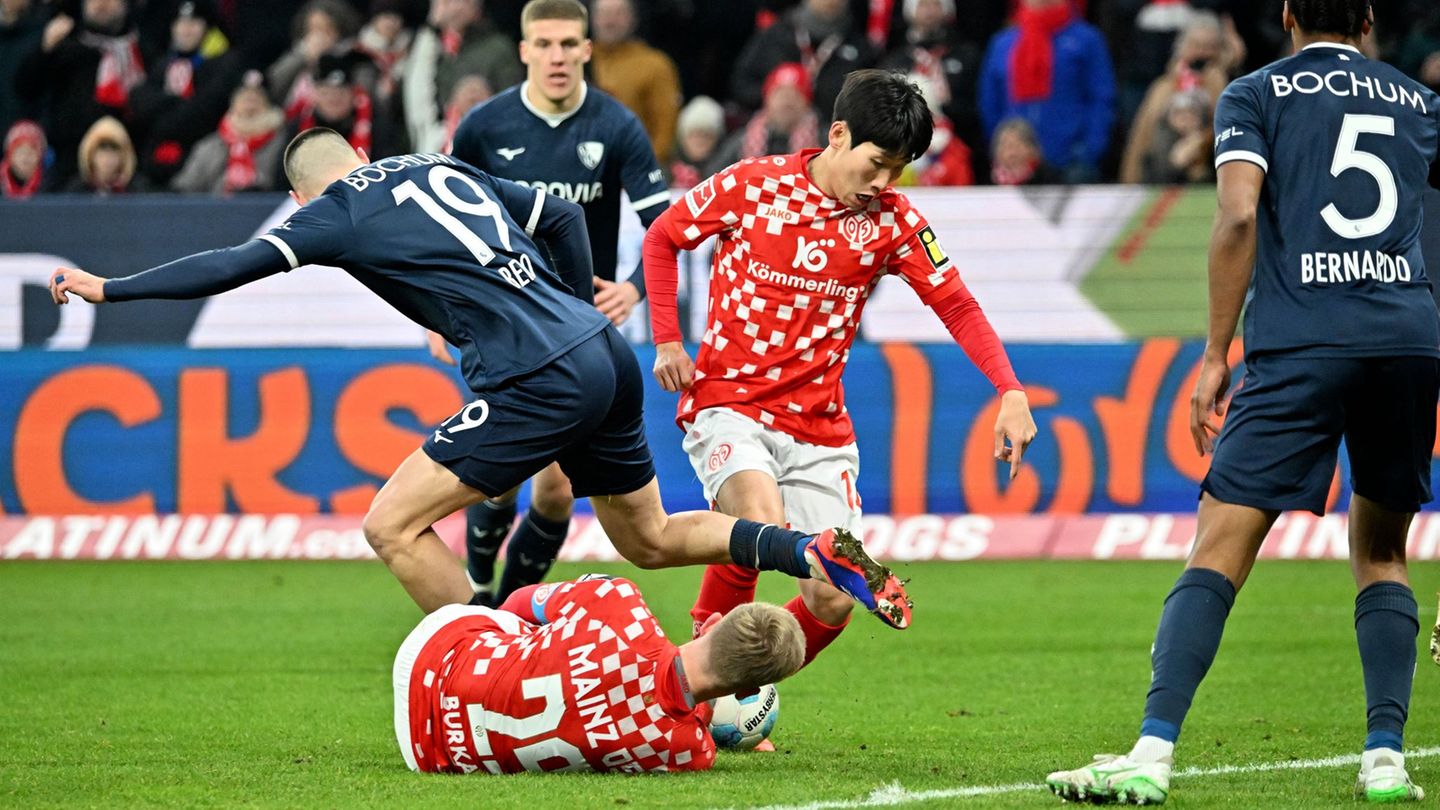 Gent statt Nantes: Hyun-seok Hong (M) soll nun in Belgien Spielpraxis sammeln. (Archivbild) Foto: Torsten Silz/dpa