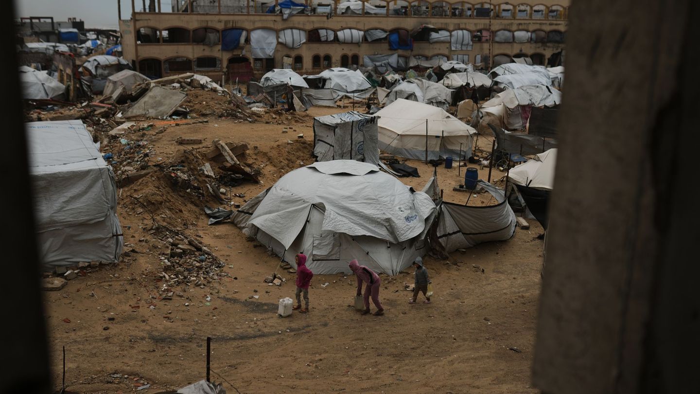 Im Gazastreifen leben viele Menschen trotz Waffenruhe weiterhin unter katastrophalen Bedingungen. Foto: Jehad Alshrafi/AP/dpa