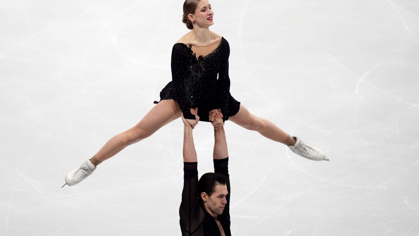 Minerva Hase und Nikita Volodin liegen nach dem Kurzprogramm bei der EM auf dem zweiten Platz. Foto: Mike Egerton/PA Wire/dpa