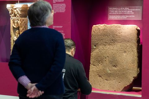 Mehr als 50 Originalexponate sind zu sehen. Foto: Helmut Fricke/dpa