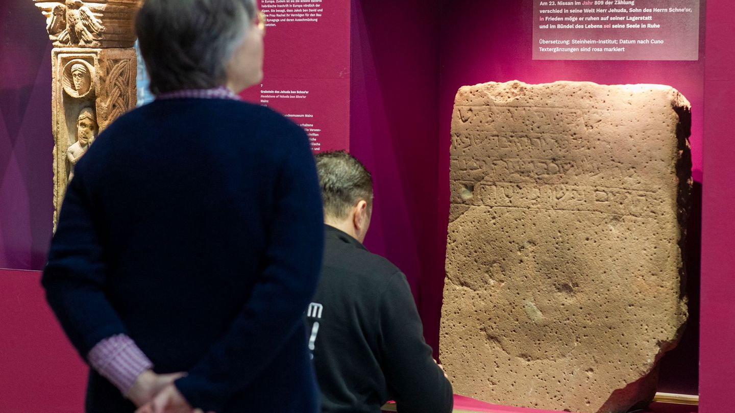 Mehr als 50 Originalexponate sind zu sehen. Foto: Helmut Fricke/dpa