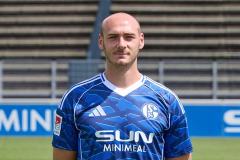 Henning Matriciani vom FC Schalke 04 hat sich nach seiner OP in den sozialen Medien gemeldet. (Archivbild) Foto: Bernd Thissen/d