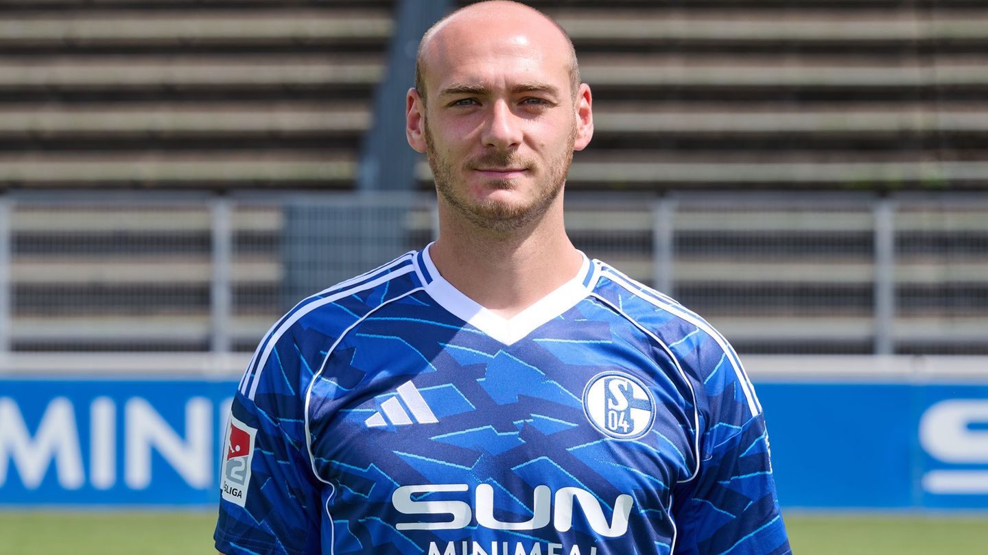 Henning Matriciani vom FC Schalke 04 hat sich nach seiner OP in den sozialen Medien gemeldet. (Archivbild) Foto: Bernd Thissen/d