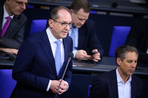Bundesinnenminister Alexander Dobrindt (CSU) muss in der Befragung der Bundesre Foto: Bernd von Jutrczenka/dpa