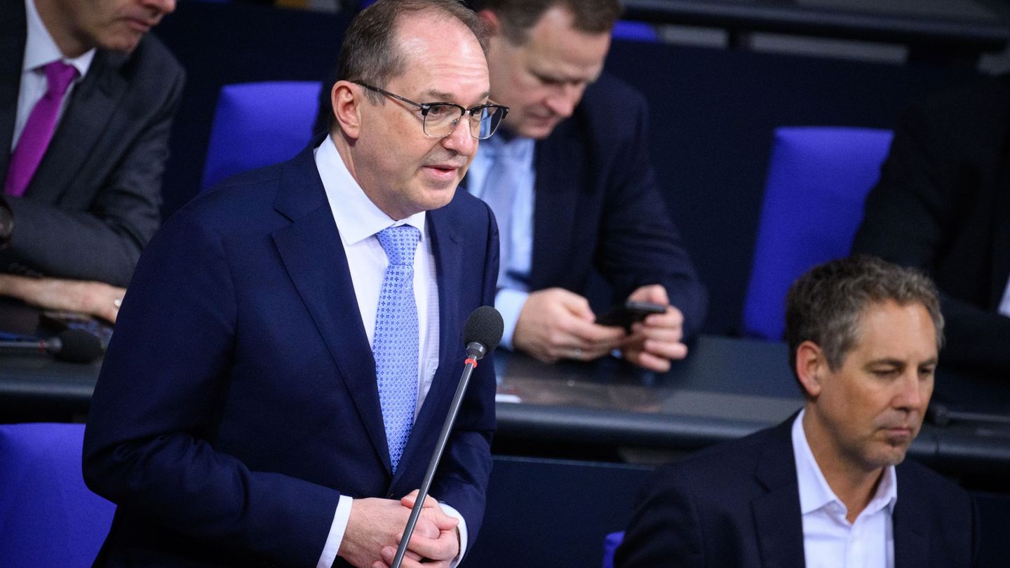 Bundesinnenminister Alexander Dobrindt (CSU) muss in der Befragung der Bundesre Foto: Bernd von Jutrczenka/dpa
