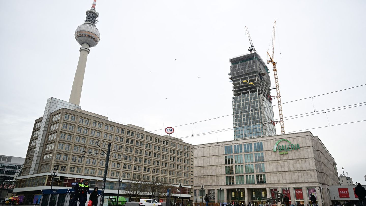 Das neue Hochhaus am Alexanderplatz verändert die Silhouette in Berlin-Mitte. Foto: Sebastian Gollnow/dpa