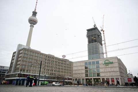 Das neue Hochhaus am Alexanderplatz verändert die Silhouette in Berlin-Mitte. Foto: Sebastian Gollnow/dpa