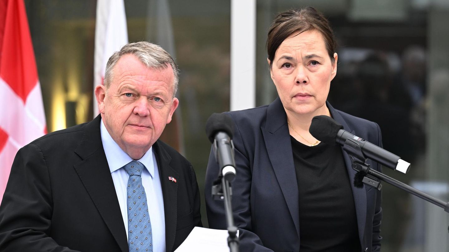 Grönland: er dänische Außenminister Lars Løkke Rasmussen (l.) und die grönländische Außenministerin Vivian Motzfeldt