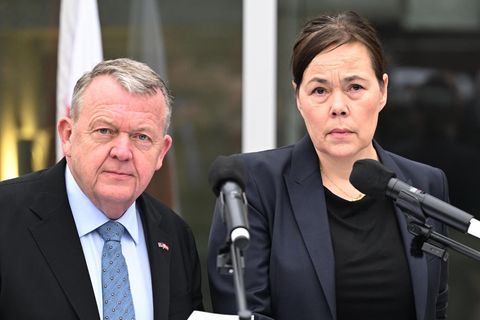 Grönland: er dänische Außenminister Lars Løkke Rasmussen (l.) und die grönländische Außenministerin Vivian Motzfeldt