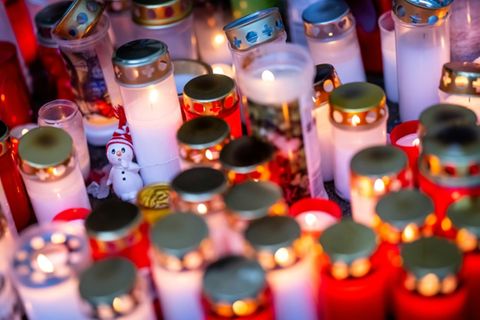 Kerzen vor der Bar "Le Constellation" in Crans-Montana