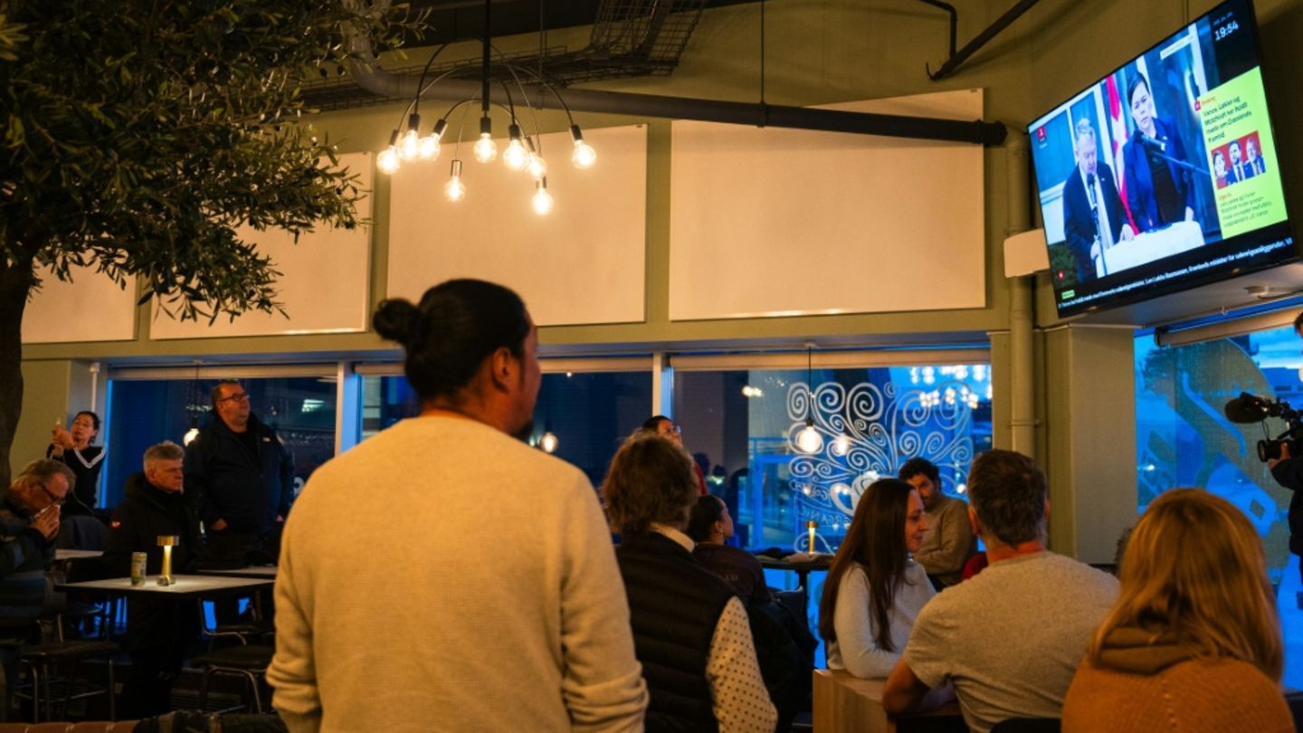Menschen in Grönland verfolgen die Pressekonferenz in Washington