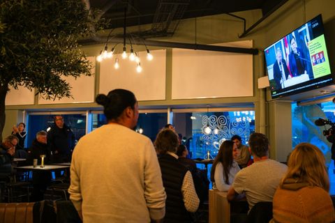 Menschen in Grönland verfolgen die Pressekonferenz in Washington