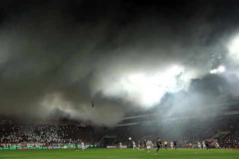 Mächtig eingenebelt: Das Stadion in Köln kurz nach Anpfiff der Partie