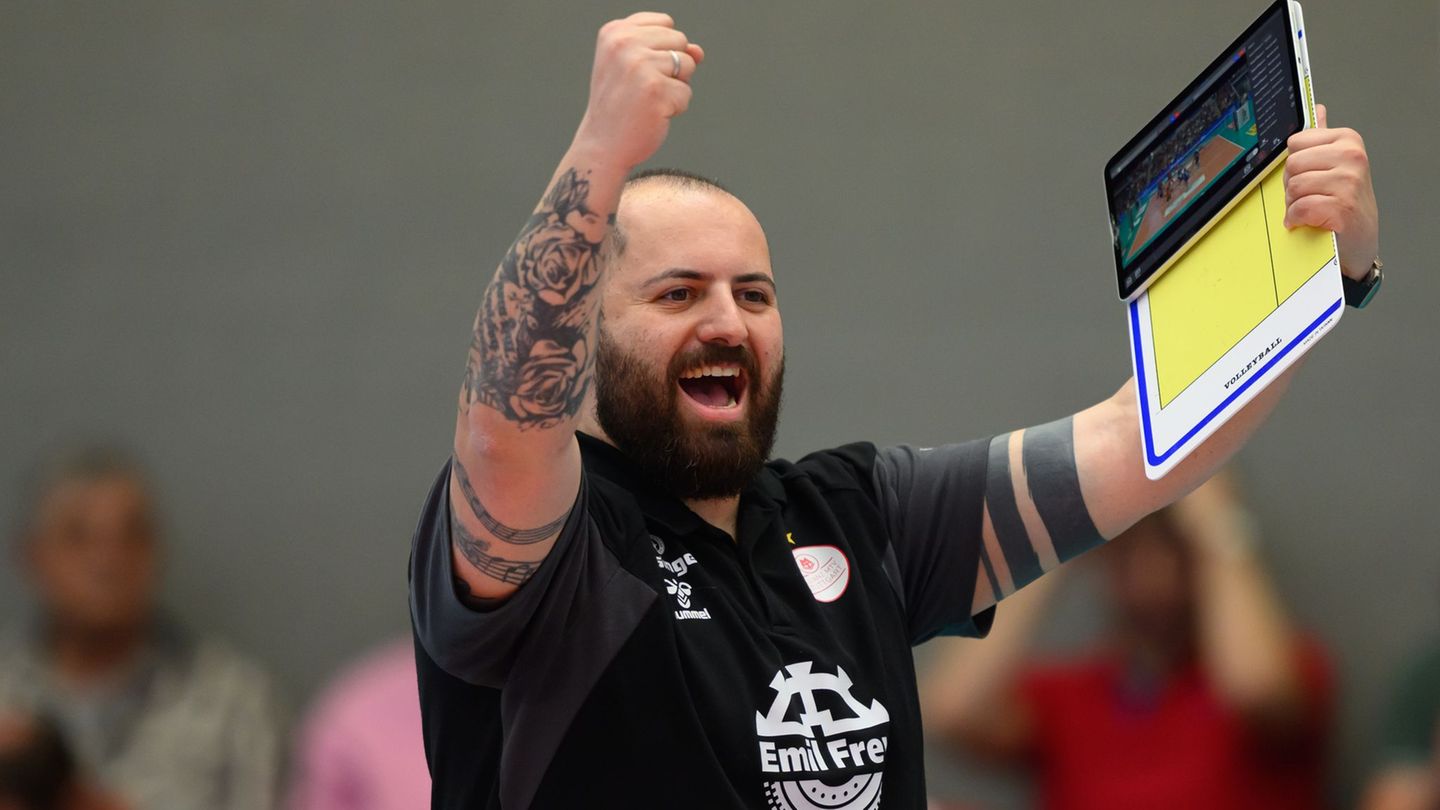Konstantin Bitter und die Stuttgarter Volleyballerinnen stehen in der nächsten Runde. Foto: Robert Michael/dpa