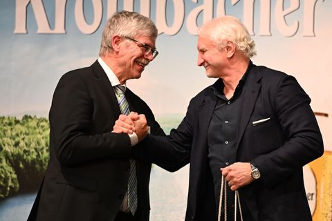 Rudi Völler (r) hat eine besondere Beziehung zu Niedersachsen. Das freut Ralph-Uwe Schaffert (l), Präsident des Niedersächsische