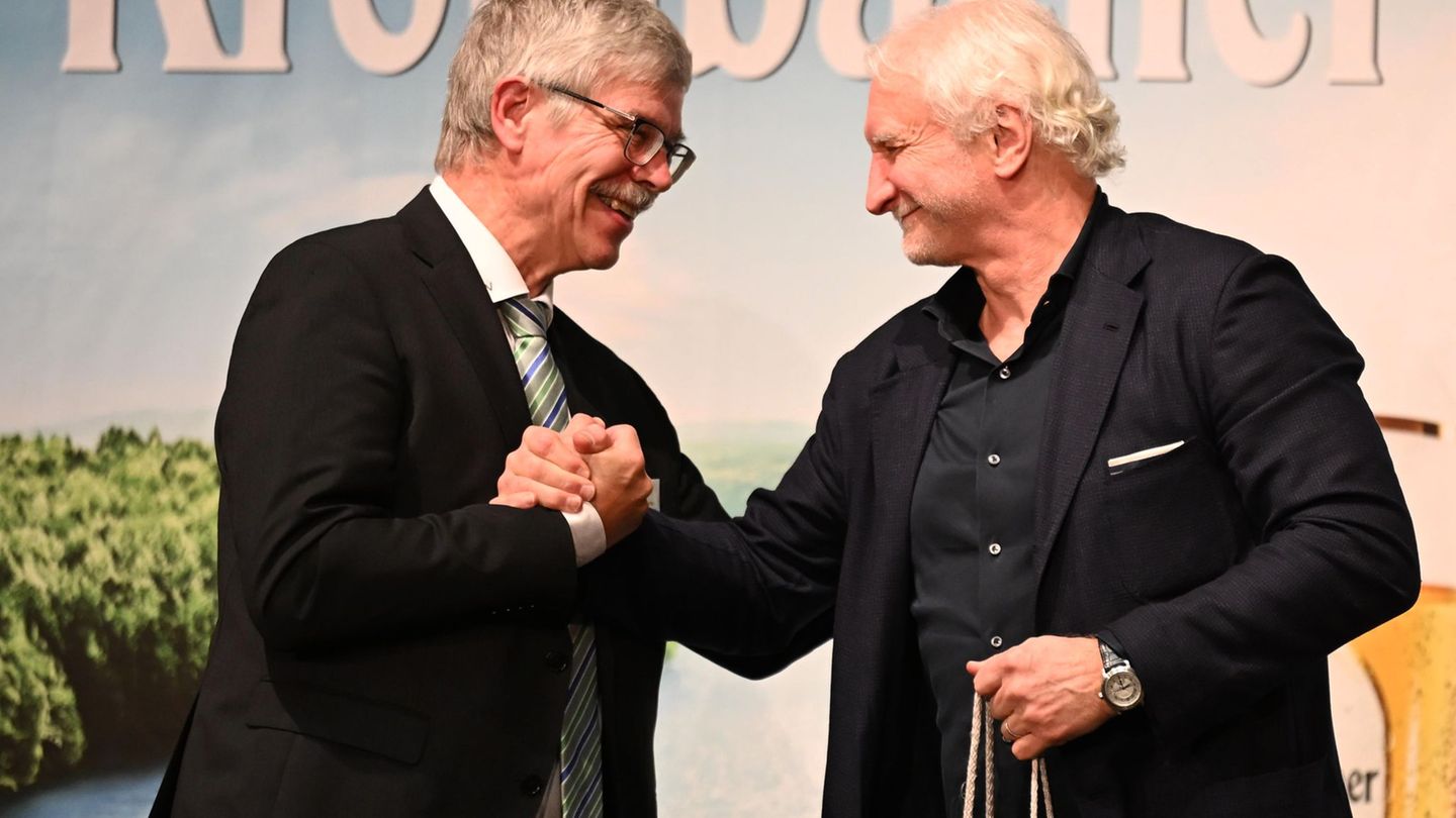 Rudi Völler (r) hat eine besondere Beziehung zu Niedersachsen. Das freut Ralph-Uwe Schaffert (l), Präsident des Niedersächsische