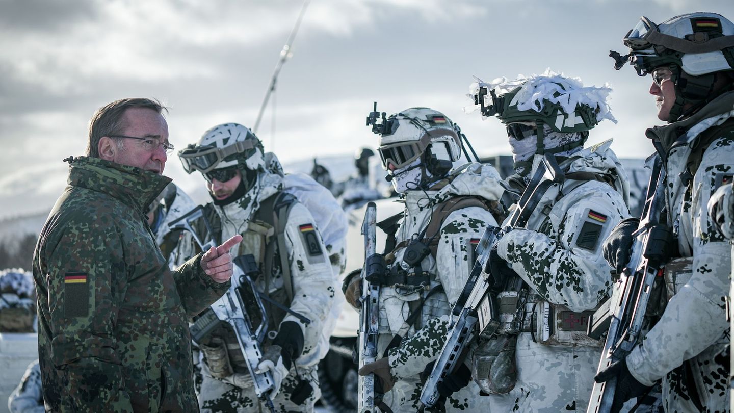 Pistorius bei Gebirgsjägerübung im Hohen Norden Foto: Kay Nietfeld/dpa