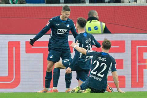 Hoffenheims Andrej Kramaric (r.) darf sich feiern lassen. Foto: Uwe Anspach/dpa