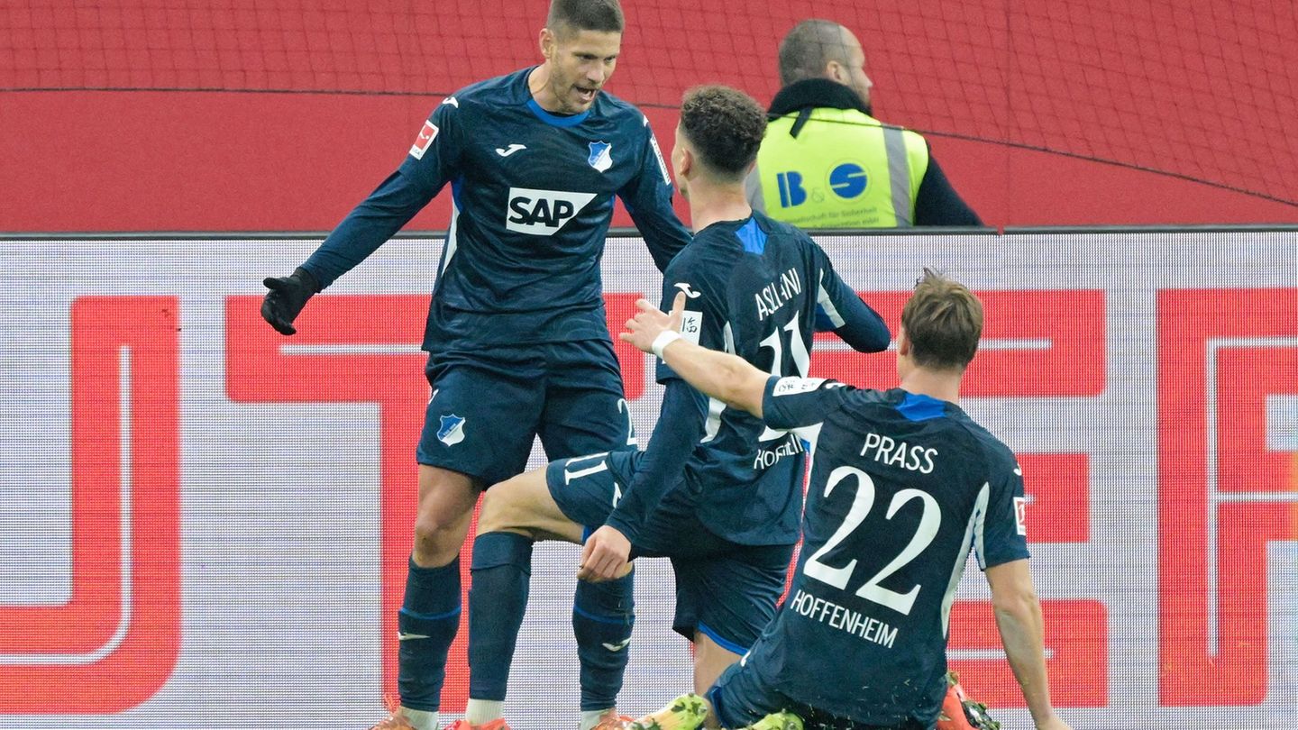 Hoffenheims Andrej Kramaric (r.) darf sich feiern lassen. Foto: Uwe Anspach/dpa