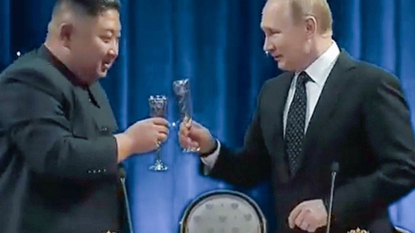 Wladimir Putin (rechts) bei einem Treffen mit dem nordkoreanischen Präsidenten Kim Jong Un. Der liefert ihm vor allem Soldaten.
