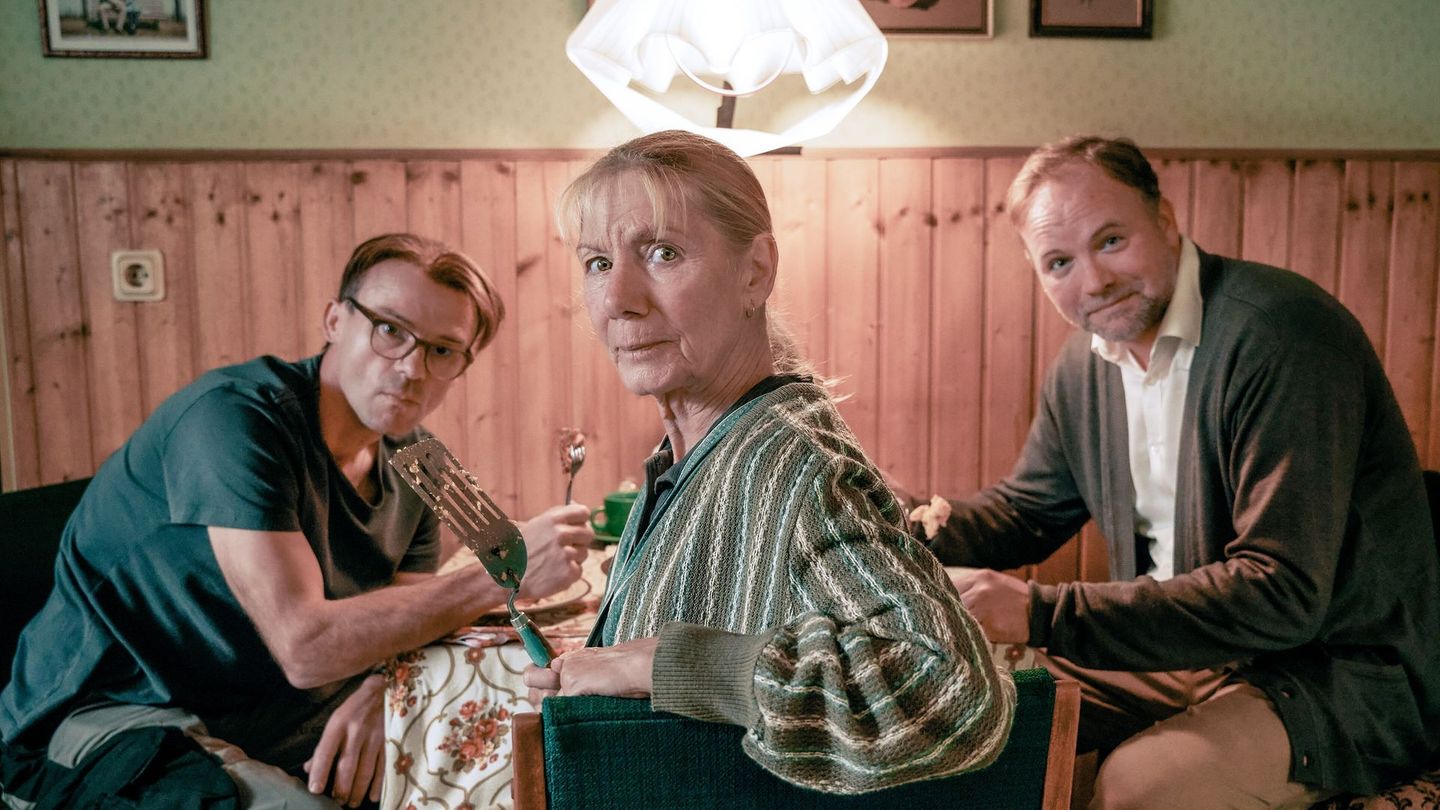 Wie in alten Zeiten: Baba Sifkovits (Erika Deutinger) hat ein strenges Auge auf ihren inzwischen erwachsenen Sohn (Thomas Stipsits, rechts) und dessen Kindheitsfreund Freco (Gerhard Liebmann).