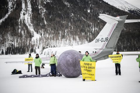 Im vergangenen Jahr hat Greenpeace in Davos gegen Privatflüge demonstriert. (Archivbild) Foto: Gian Ehrenzeller/KEYSTONE/dpa