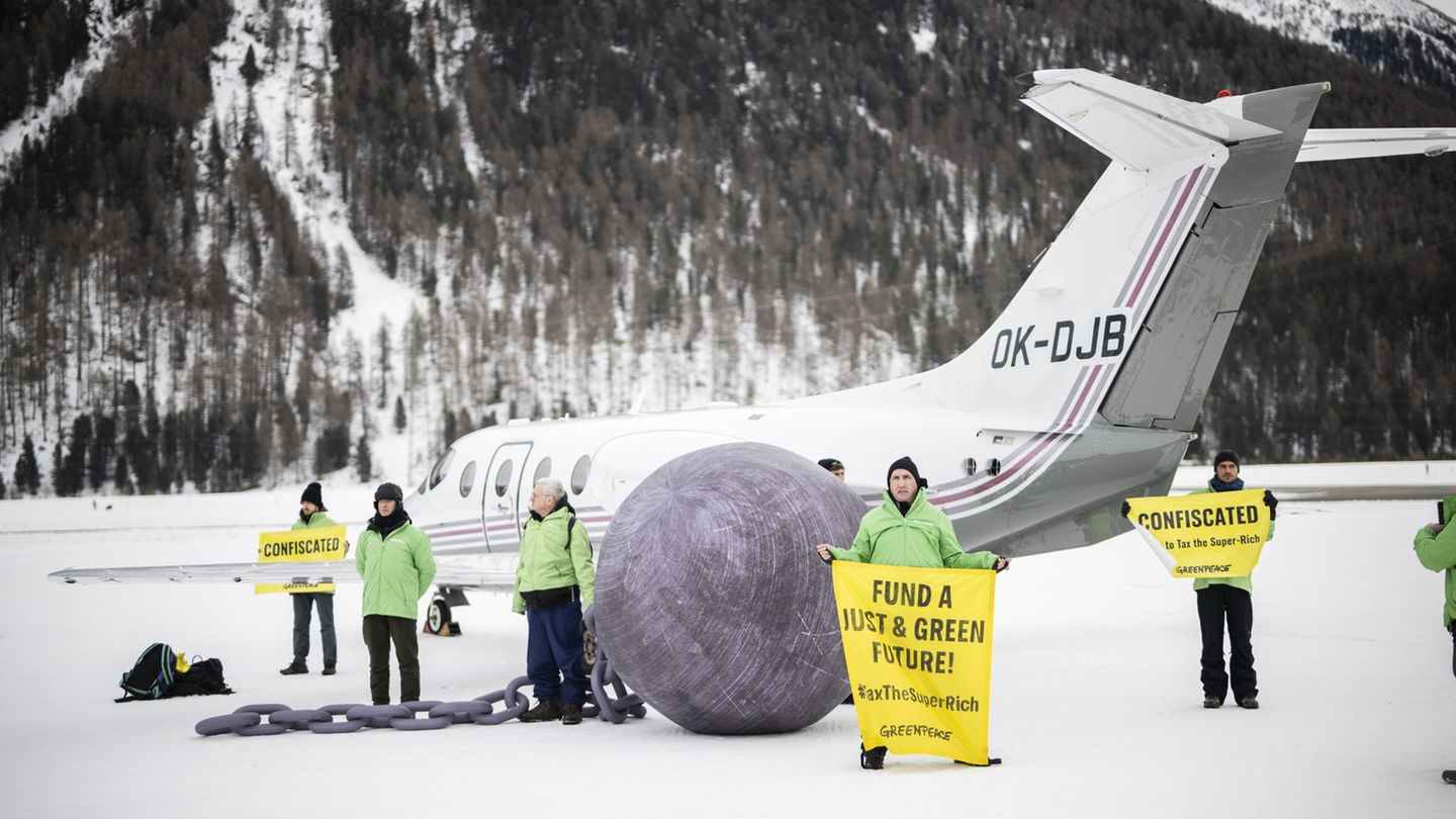 Im vergangenen Jahr hat Greenpeace in Davos gegen Privatflüge demonstriert. (Archivbild) Foto: Gian Ehrenzeller/KEYSTONE/dpa