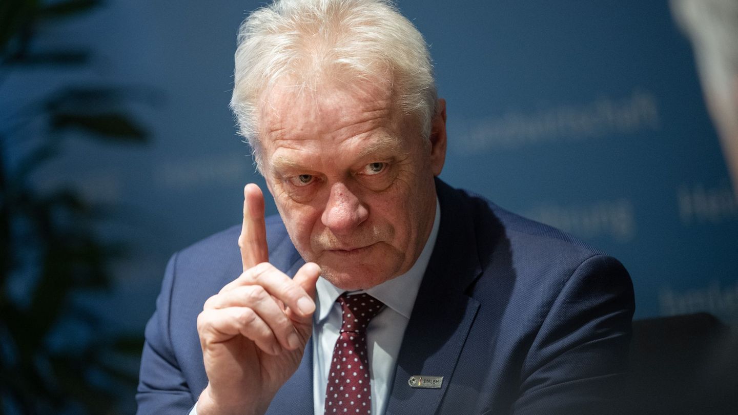 "Meine Verantwortung ist, dass im Krisenfall niemand hungern muss", sagt Ernährungsminister Rainer. Foto: Sebastian Gollnow/dpa