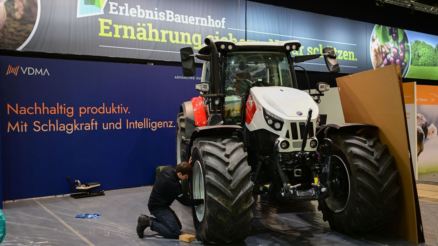 Aufbauarbeiten für die Grüne Woche. Foto: Sebastian Christoph Gollnow/dpa