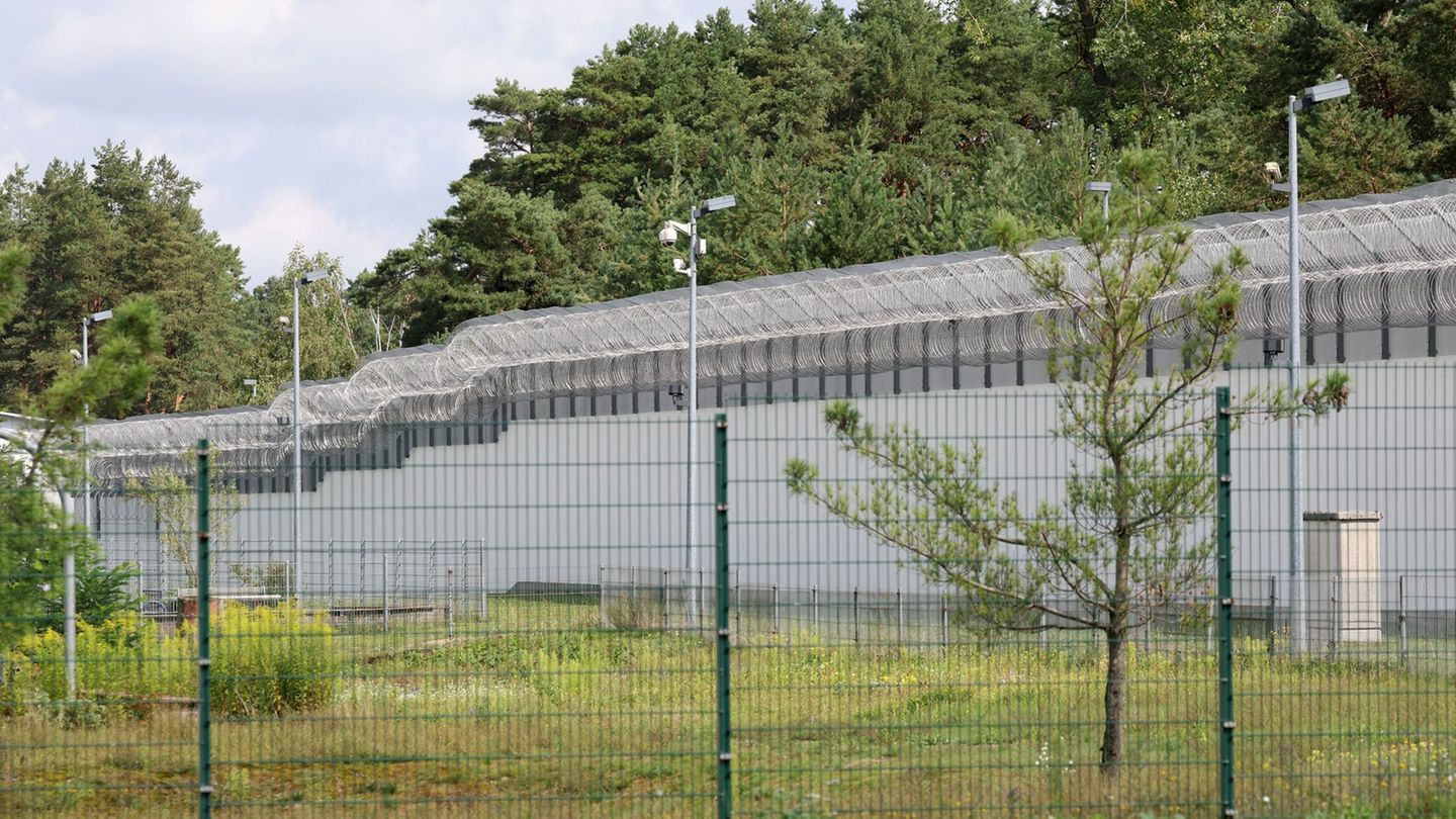 Einer ehemals in der JVA Neustrelitz beschäftigten Frau wirft die Staatsanwaltschaft Neubrandenburg sexuellen Missbrauch eines S