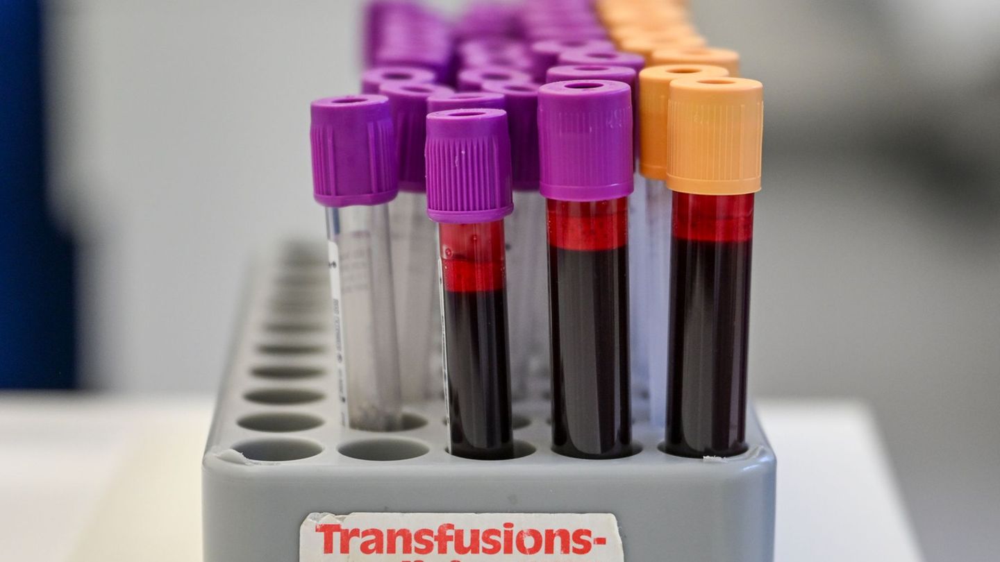 Eine Blutspende kann bis zu drei Menschen helfe (Symbolbild). Foto: Jens Kalaene/dpa