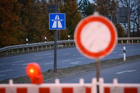 In der Nacht auf Freitag ist die A44 bei Breuna für eine Stunde dicht. (Symbolbild) Foto: Jonas Walzberg/dpa