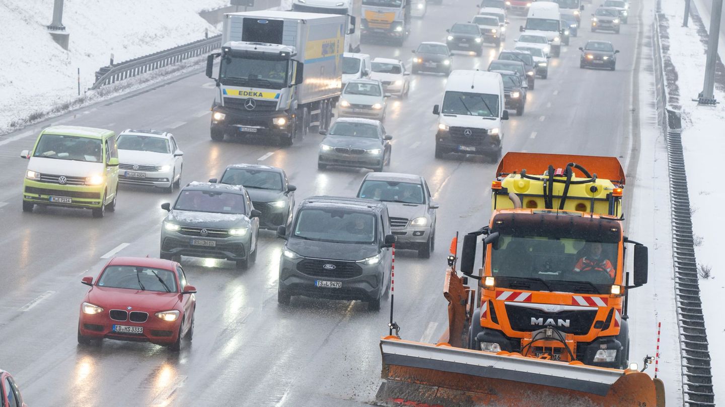 Auf den Autobahnen sind nach der Kälte der vergangenen Tage Schäden entstanden. (Symbolbild) Foto: Peter Kneffel/dpa