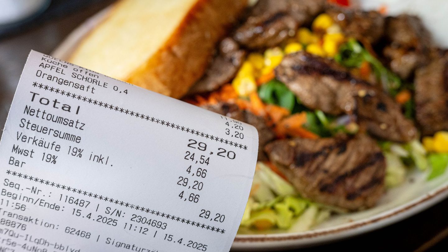 Trotz weiter hoher Preise wollen viele künftig öfter essen gehen. (Archivbild) Foto: Sina Schuldt/dpa