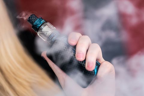 Vor allem bei jungen Menschen sind Vapes beliebt. (Symbolbild) Foto: Silas Stein/dpa