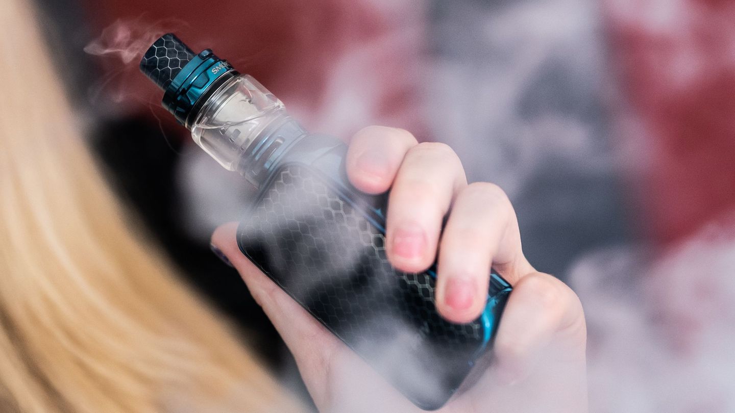 Vor allem bei jungen Menschen sind Vapes beliebt. (Symbolbild) Foto: Silas Stein/dpa