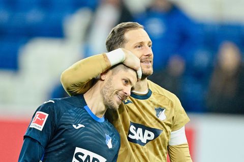 Dreifachtorschütze Andrej Kramaric wird von Nationaltorwart Oliver Baumann beglückwünscht. Foto: Uwe Anspach/dpa