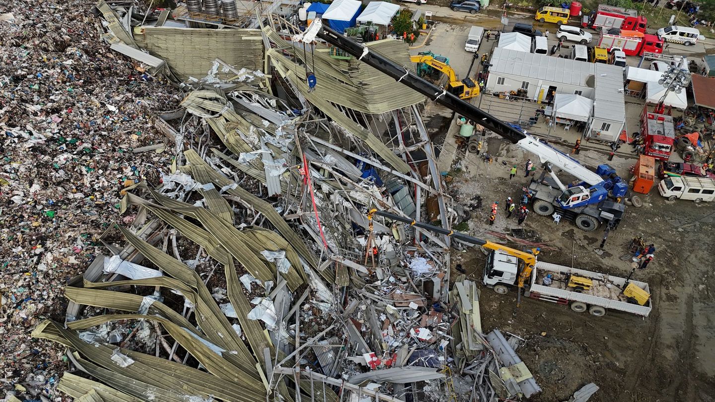 Unglück auf den Philippinen: Die Einsatzkräfte suchen unter anderem mit einem Kran in den Abfall-Massen
