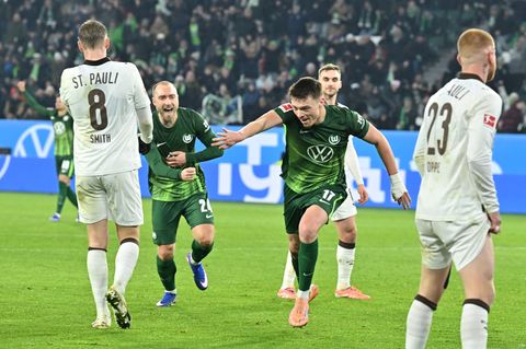 Wolfsburgs Matchwinner: Christian Eriksen (l) und Dzenan Pejcinovic (r) jubeln nach dem Tor zum 2:1-Sieg gegen den FC St. Pauli.
