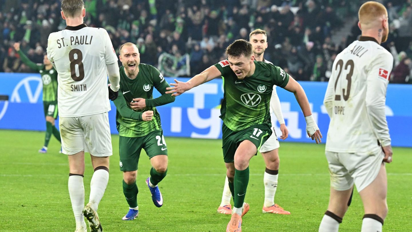 Wolfsburgs Matchwinner: Christian Eriksen (l) und Dzenan Pejcinovic (r) jubeln nach dem Tor zum 2:1-Sieg gegen den FC St. Pauli.