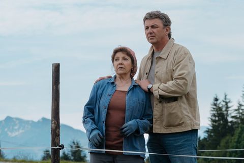 "Der Bergdoktor: Höhenflug": Dr. Martin Gruber (Hans Sigl, r.) und Lisbeth Gruber (Monika Baumgartner) beobachten, wie ein Seg