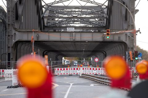 Die Freihafenelbbrücke soll nach einem versehentlichen Hinweis der Hafenbehörde HPA noch ein Jahr lang gesperrt bleiben. (Archiv