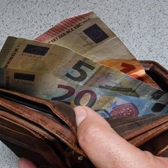 Ein Geldbeutel mit mehreren Geldscheinen: Die Bürgergeldreform soll die Gelder für absolute Verweigerer kürzen