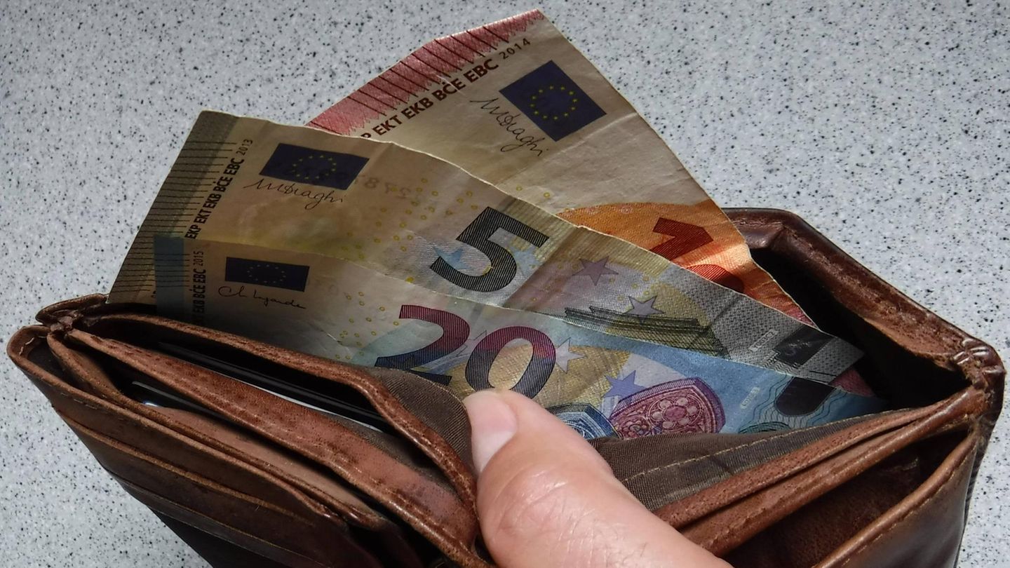 Ein Geldbeutel mit mehreren Geldscheinen: Die Bürgergeldreform soll die Gelder für absolute Verweigerer kürzen