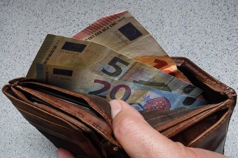 Ein Geldbeutel mit mehreren Geldscheinen: Die Bürgergeldreform soll die Gelder für absolute Verweigerer kürzen
