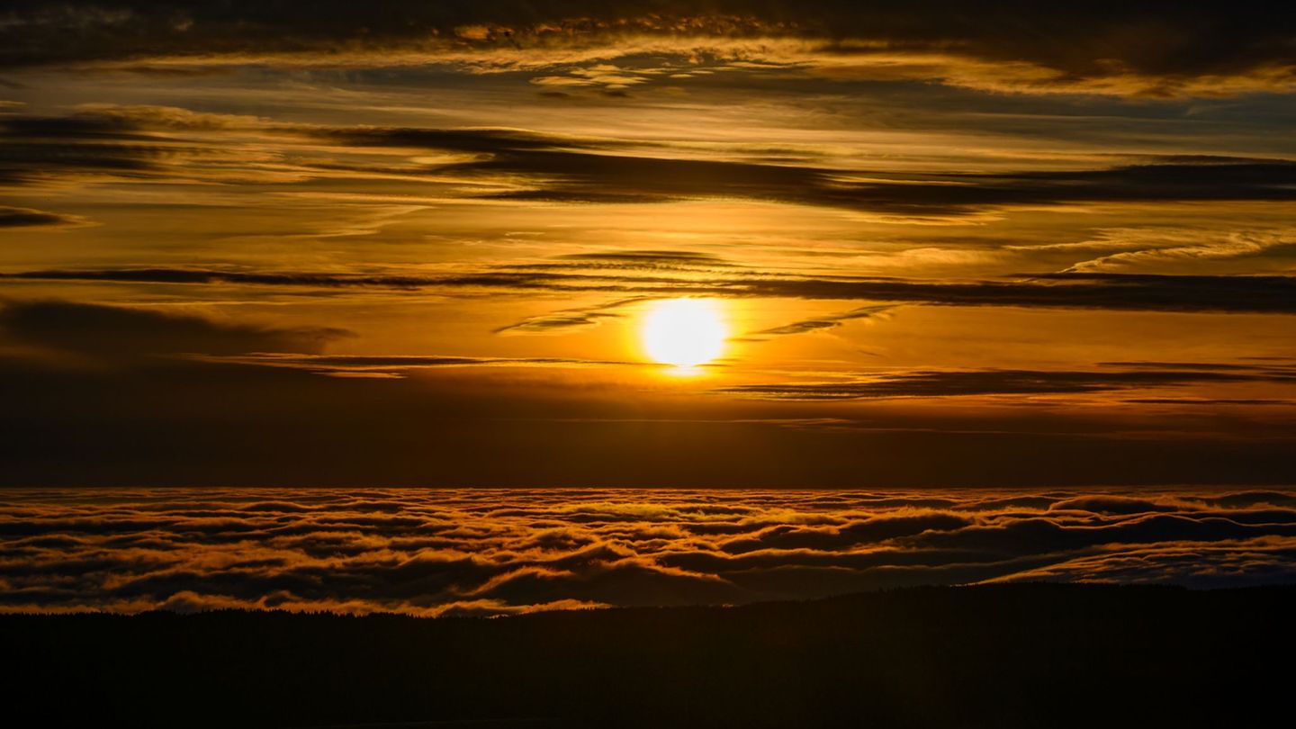 Nachdem der Regen abgezogen ist, zeigt sich gelegentlich die Sonne. (Symbolbild) Foto: Hendrik Schmidt/dpa